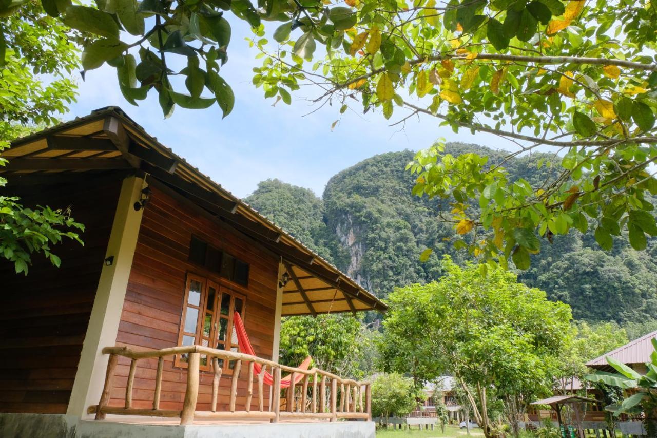 Monkey Mansion - Jungalows & Tours Khao Sok National Park Exterior photo