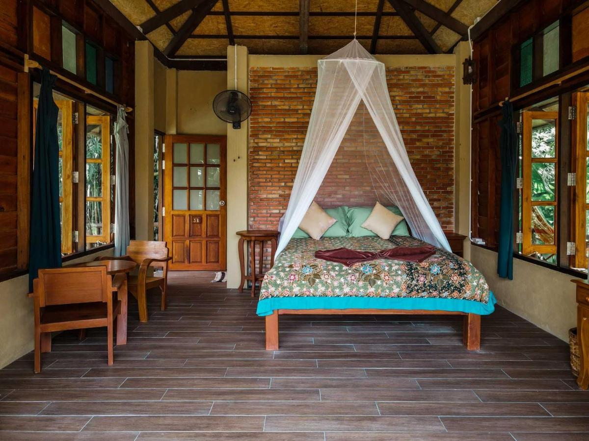 Monkey Mansion - Jungalows & Tours Khao Sok National Park Exterior photo