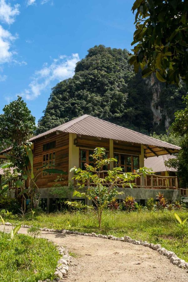 Monkey Mansion - Jungalows & Tours Khao Sok National Park Exterior photo