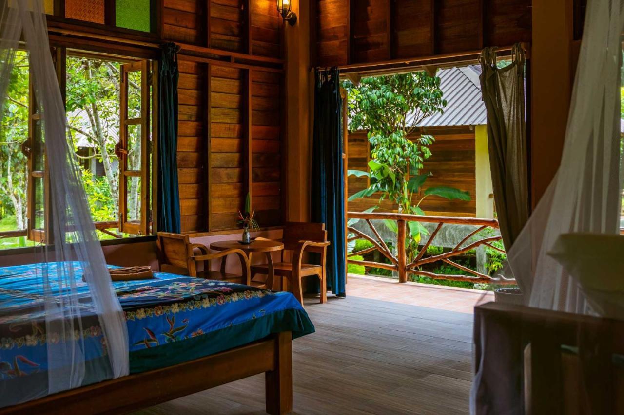 Monkey Mansion - Jungalows & Tours Khao Sok National Park Exterior photo